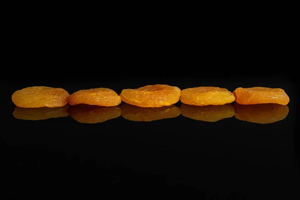 검은 유리에 분리 된 말린 오렌지 살구 — 스톡 사진