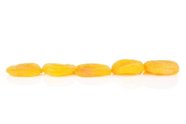 Torkad apelsin aprikos isolerad på vit — Stockfoto