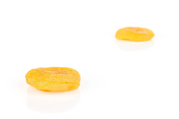Aprikot oranye kering diisolasi pada warna putih — Stok Foto