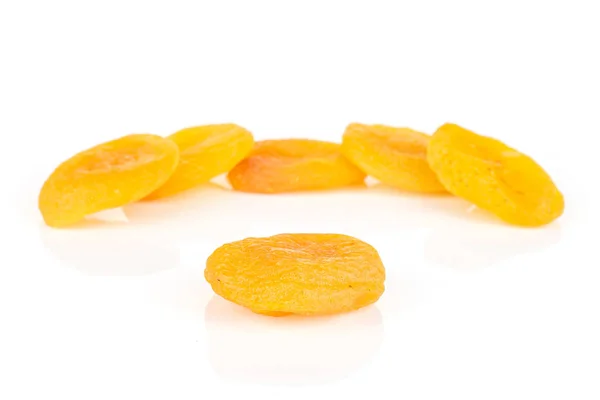 Suszone pomarańczowe morele izolowane białym — Zdjęcie stockowe