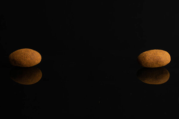 Шоколадный миндаль с корицей на черном стекле
