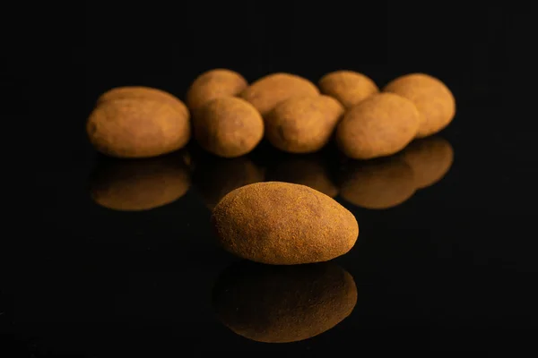 Almendra de canela de chocolate aislada en vidrio negro —  Fotos de Stock