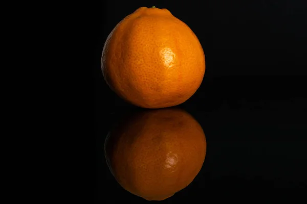 Laranja minneola tangelo isolado em vidro preto — Fotografia de Stock