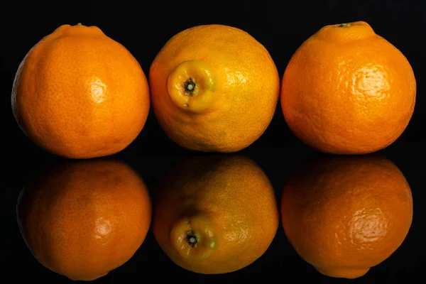 Laranja minneola tangelo isolado em vidro preto — Fotografia de Stock