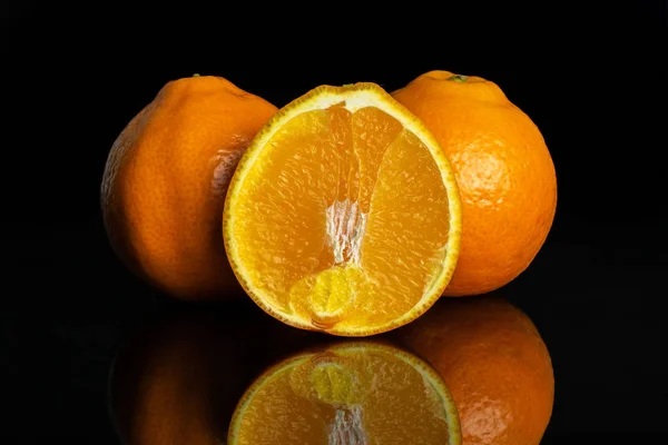 Pomarańczowy Minneola Tangelo izolowane na czarnym szkle — Zdjęcie stockowe