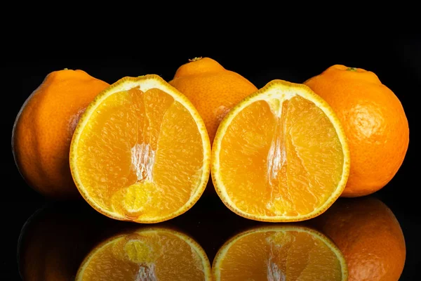 Naranja minneola tangelo aislado en vidrio negro — Foto de Stock