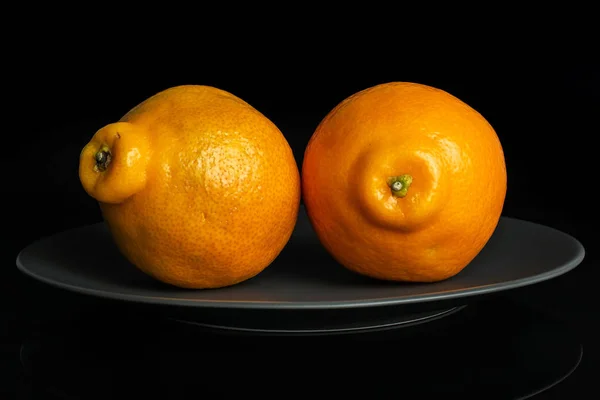 Laranja minneola tangelo isolado em vidro preto — Fotografia de Stock