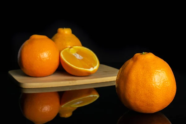 Pomarańczowy Minneola Tangelo izolowane na czarnym szkle — Zdjęcie stockowe