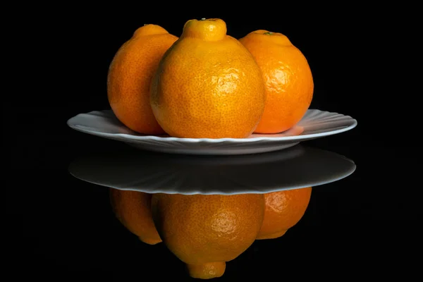 Orange minneola tangelo isoliert auf schwarzem Glas — Stockfoto
