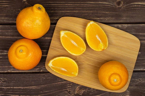 Pomarańczowy Minneola Tangelo na brązowym drewnie — Zdjęcie stockowe