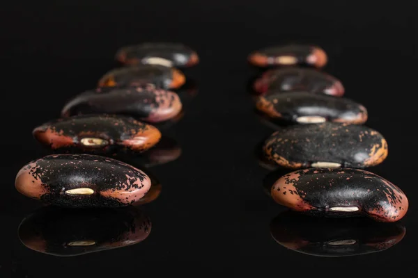 Gekleurd paars Bean geïsoleerd op zwart glas — Stockfoto