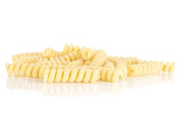 Çiğ makarna fusilli bucati beyaz izole