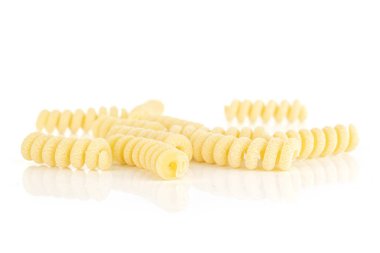 Çiğ makarna fusilli bucati beyaz izole