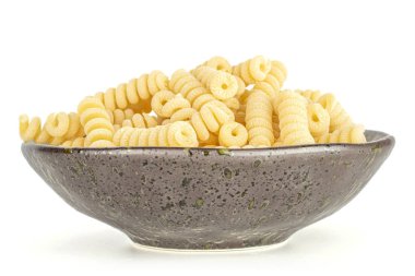 Çiğ makarna fusilli bucati beyaz izole