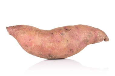 Taze tatlı patates beyaz izole