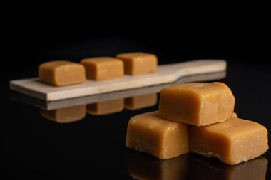 Siyah cam üzerinde izole tatlı karamel şeker