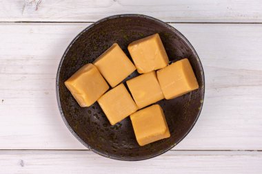 Gri ahşap tatlı karamel şeker