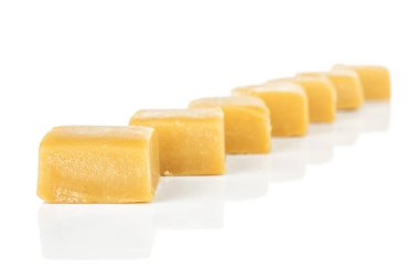 Beyaz izole tatlı karamel şeker