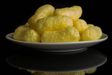 Siyah cam üzerine izole tuzlu mısır puf