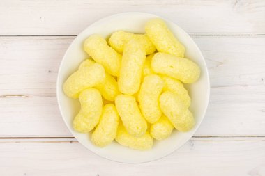 Gri ahşap tuzlu mısır puf