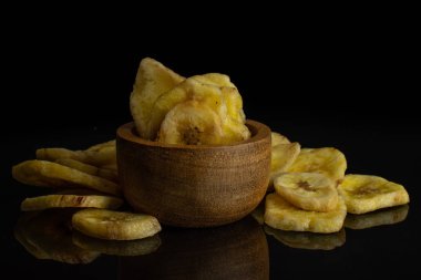 Sarı kuru muz siyah cam izole