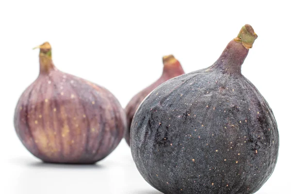 Fig. Frutas frescas isoladas em branco — Fotografia de Stock