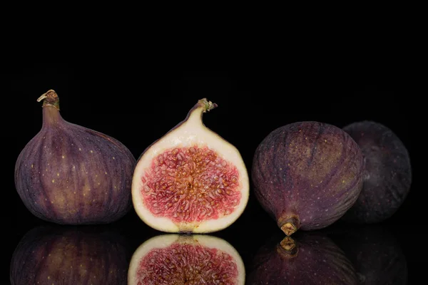 Frutta fresca di fico isolata su vetro nero — Foto Stock
