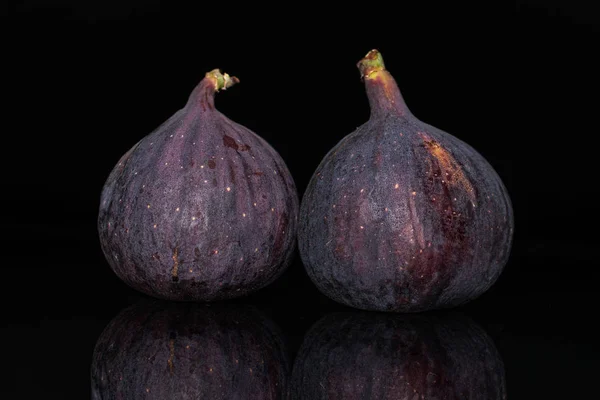 Fruta fresca de higo aislada en vidrio negro —  Fotos de Stock