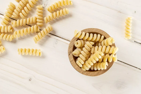 Pasta cruda fusilli bucati su legno grigio — Foto Stock