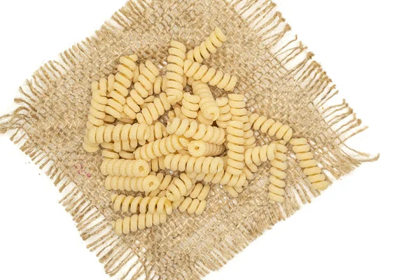 Rå pasta Fusilli bucati isolerad på vit — Stockfoto