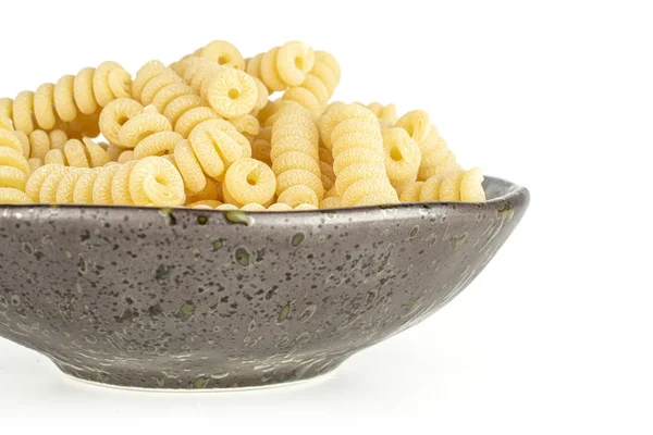 Pasta cruda fusilli bucati aislada en blanco — Foto de Stock