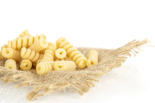 Pâtes alimentaires crues fusilli bucati isolées sur blanc — Photo