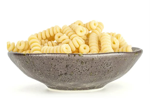 Pasta cruda fusilli bucati aislada en blanco — Foto de Stock