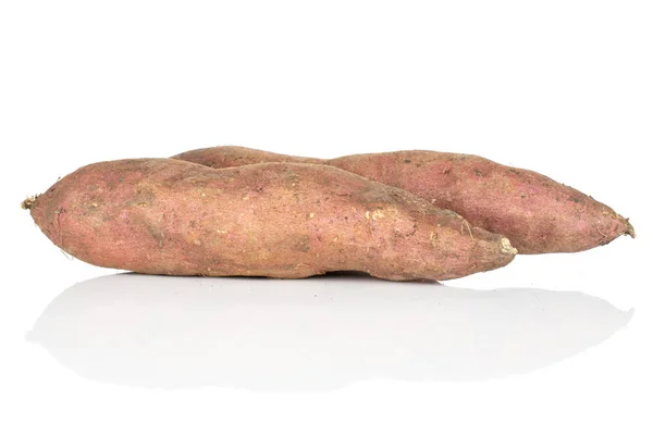 Свежий сладкий картофель изолирован на белом — стоковое фото