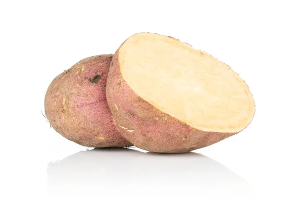Свежий сладкий картофель изолирован на белом — стоковое фото