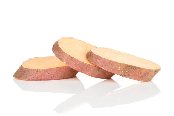 Čerstvé sladké brambory izolované na bílém — Stock fotografie