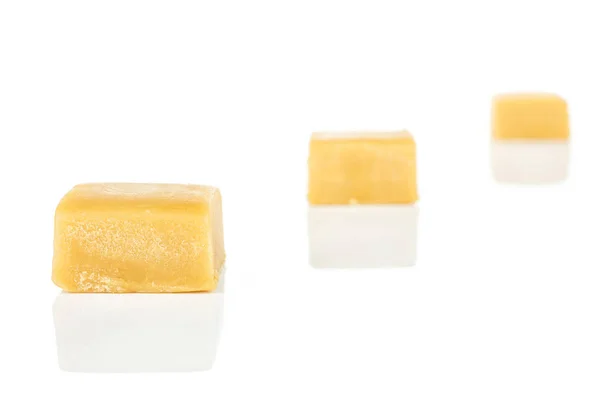Söt karamell godis isolerad på vitt — Stockfoto