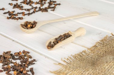 Gri ahşap üzerinde kuru kahverengi karanfil