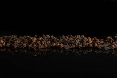 Kuru kahverengi karanfil siyah cam izole