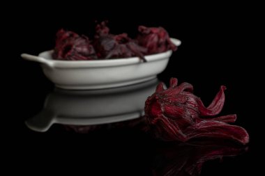 Siyah cam üzerine izole şekerli ebegümeci