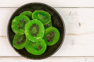 Gri ahşap tatlı şekerli kivi