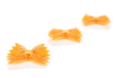 Ham farfalle tricolore beyaz izole