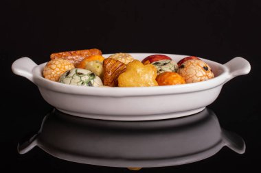 Japonya çeşitleri aperatifler siyah cam izole