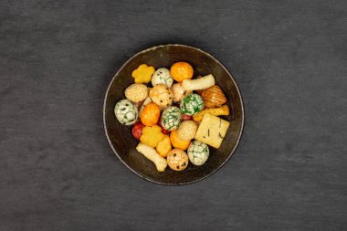 Gri taş üzerinde Japonya ürün yelpazesine aperatifler