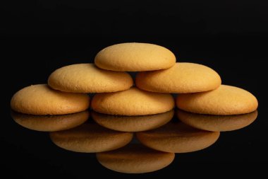 Tatlı sünger bisküvi siyah cam izole