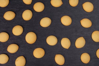 Gri taş üzerinde tatlı sünger bisküvi