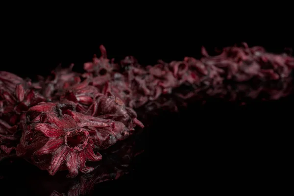 Kanderad hibiskus isolerad på svart glas — Stockfoto