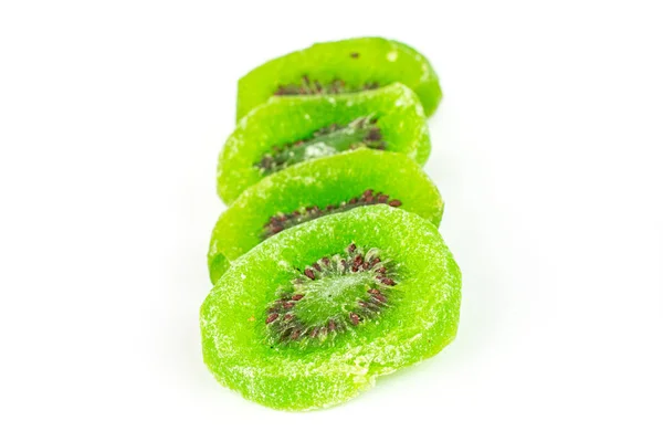 Słodki kandyzowane owoce kiwi na białym tle — Zdjęcie stockowe