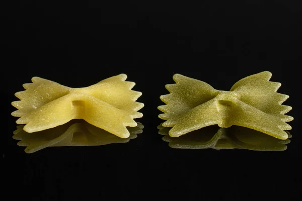 Surový Farfalle Tricolore izolovaný na černém skle — Stock fotografie