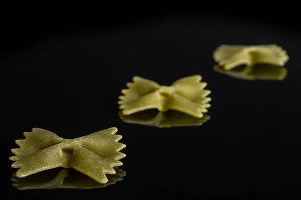 Rauwe Farfalle Tricolore geïsoleerd op zwart glas — Stockfoto